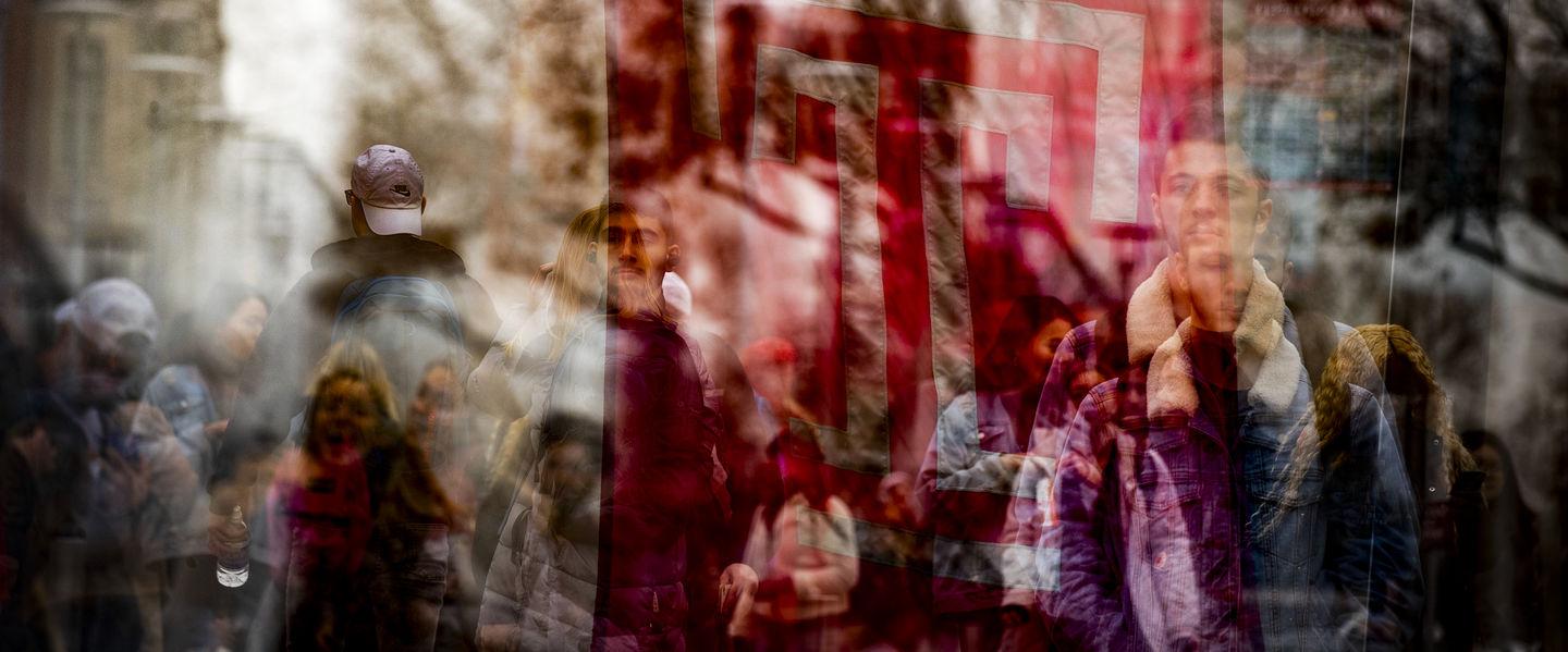 一个抽象的照片樱桃寺T旗覆盖与学生在背景
